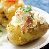 Recept van Gepofte aardappel met augurk en ei op Receptenenzo